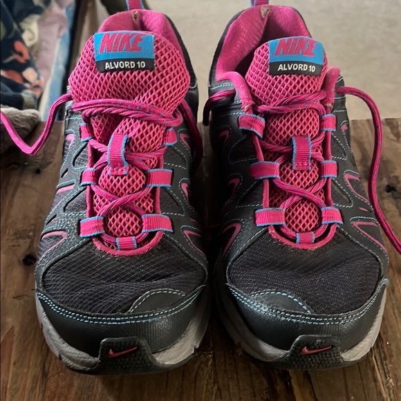Nike Alvord 10 Black and Pink Sneakers - Picture 1 of 5